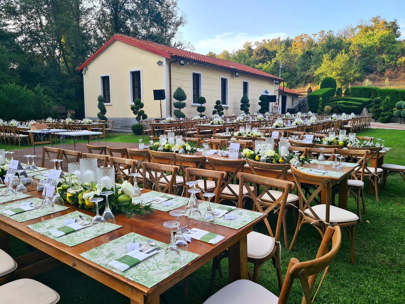 Τράπεζα γαμήλιας δεξίωσης στο γκαζόν, μπροστά από το αναπαλαιωμένο κτίριο του Μύλου Γεωργιάδη